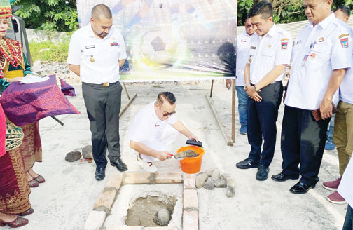 PELETAKAN BATU: Ketua KSMR Joinerri Kahar saat melakukan peletakan batu pertama Pembangunan lapangan mini soccer KSMR di kawasan Pantai Padang, didampingi Wagub Sumbar Audy Joinaldy dan Wawako Padang Ekos Albar, Rabu (7/2).(ADETIO/PADEK)
