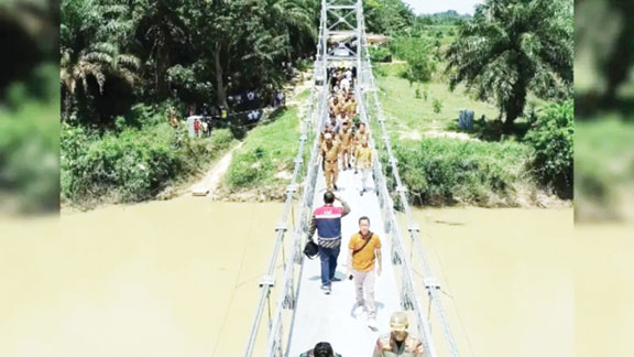 REALISASI TJSL: HKI membangun jembatan gantung di Provinsi Lampung sepanjang 80 meter guna memberikan kemudahan akses bagi masyarakat.(HKI)