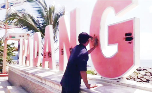 PENGECATAN ULANG: Petugas dari Dispar Kota Padang melakukan pengecatan kembali Tugu Padang IORA yang yang terkena aksi vandalisme, beberapa waktu lalu.(DISPAR KOTA PADANG)