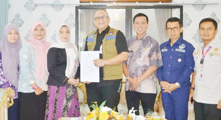 OPTIMISTIS: Sekko Padang Andree Algamar saat menyerahkan LKPD Kota Padang tahun 2023 kepada tim Pemeriksa BPK Provinsi Sumbar untuk diperiksa, kemarin.(FACEBOOK HUMAS KOTA PADANG)