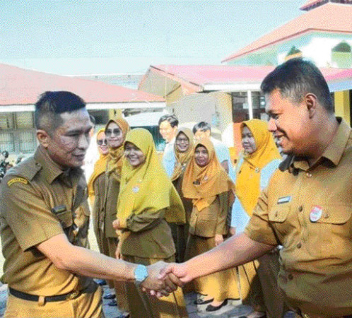 PIMPIN APEL: Wawako Padang Ekos Albar saat menjadi pembina apel pagi jajaran Aparatur Sipil Negara (ASN) yang berdinas di DPMPTSP, Disdukcapil dan Dinas Perpustakaan dan Kearsipan, Senin (12/2).(FACEBOOK HUMAS KOTA PADANG)