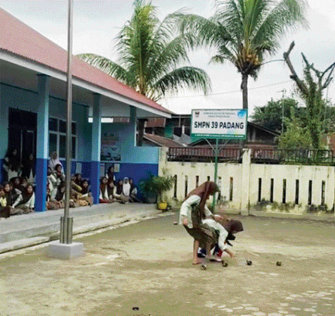 KEMBALI DILESTARIKAN: Permainan tradisional Minangkabau Sipak Tekong yang kini mulai terpinggirkan.(TIM LAMAN GURU)