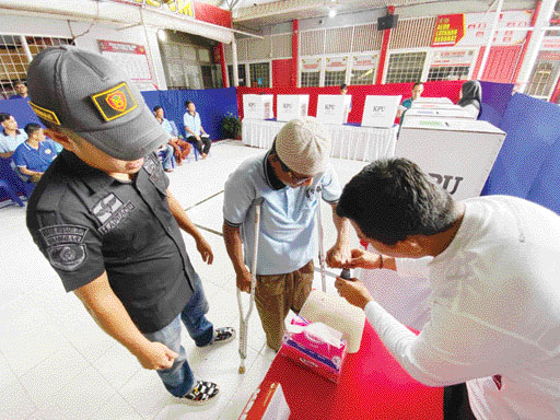 PARTISIPASI: Warga binaan Lapas Kelas II Tanjungpati menggunakan hak pilihnya, kemarin.(SY RIDWAN/PADEK)