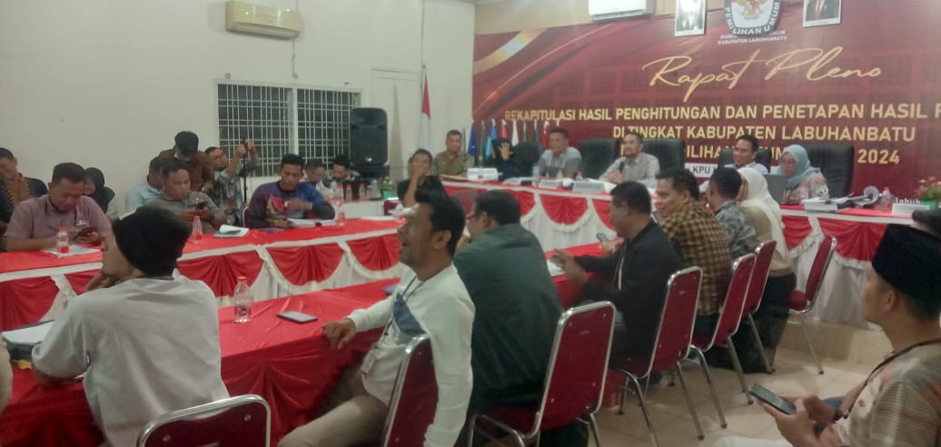 RAPAT PLENO: KPU Labuhanbatu menggelar rapat pleno Rekapitulasi hasil penghitungan dan penetapan hasil perolehan suara Pemilu 2024.