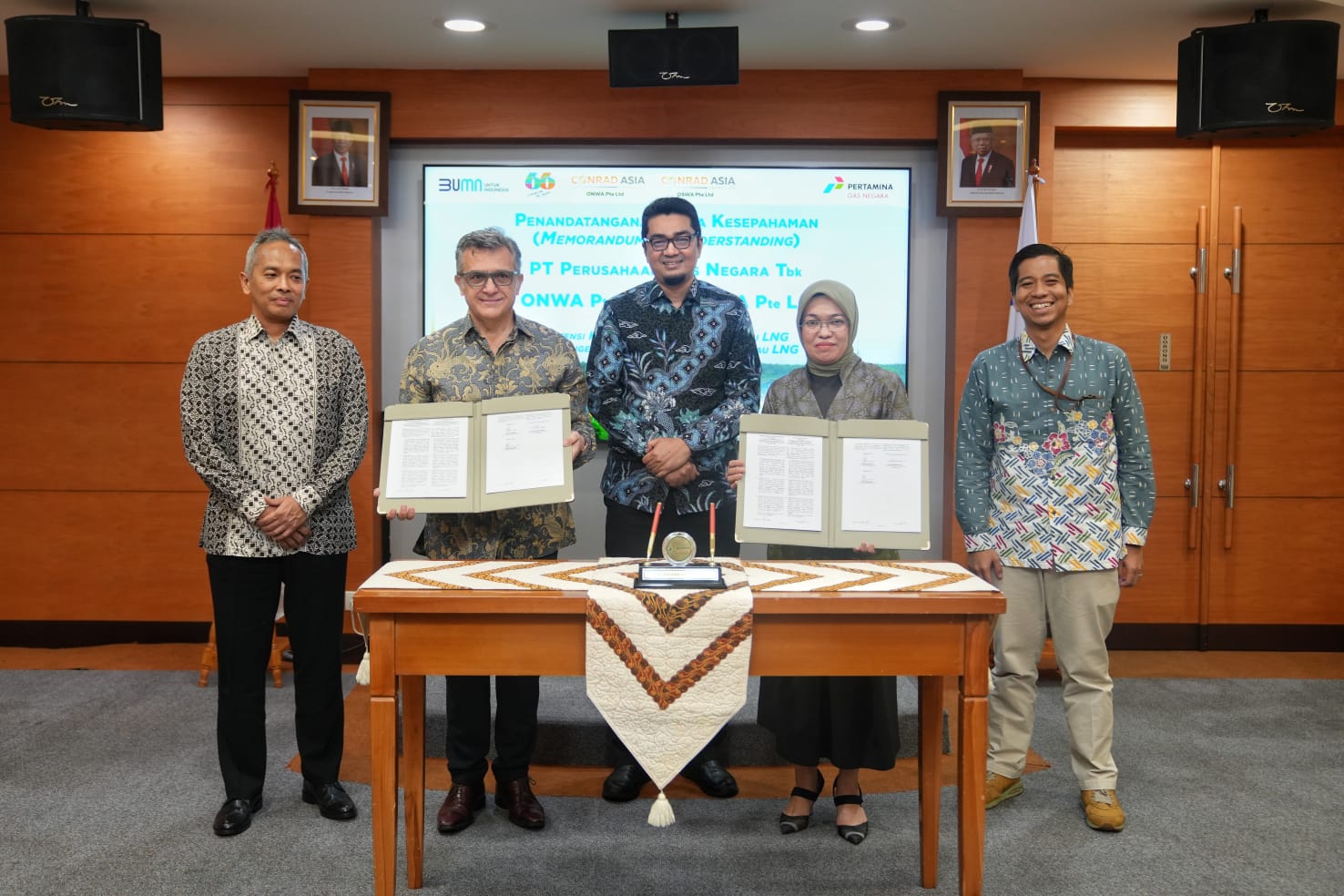 MoU: Direktur Strategi dan Pengembangan Bisnis PGN, Rosa Permata Sari dan Managing Director and CEO Conrad Miltos Xynogalas menunjukkan kerja sama MoU pengembangan migas di Aceh.