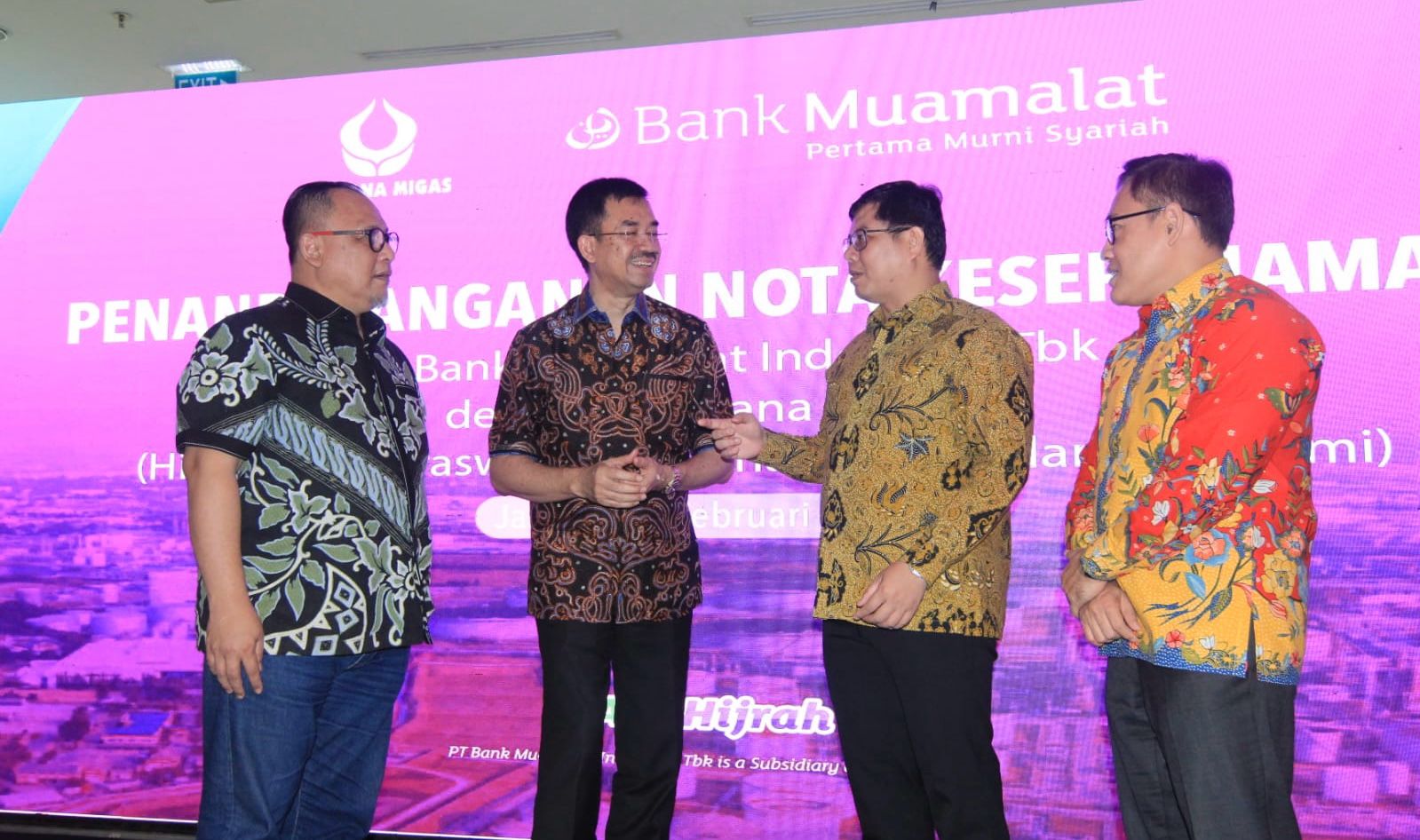 BERBINCANG: Direktur Utama PT Bank Muamalat Indonesia Tbk Indra Falatehan (kedua kanan), Ketua Umum DPP Hiswana Migas Rachmad Muhamadiyah (kedua kiri)