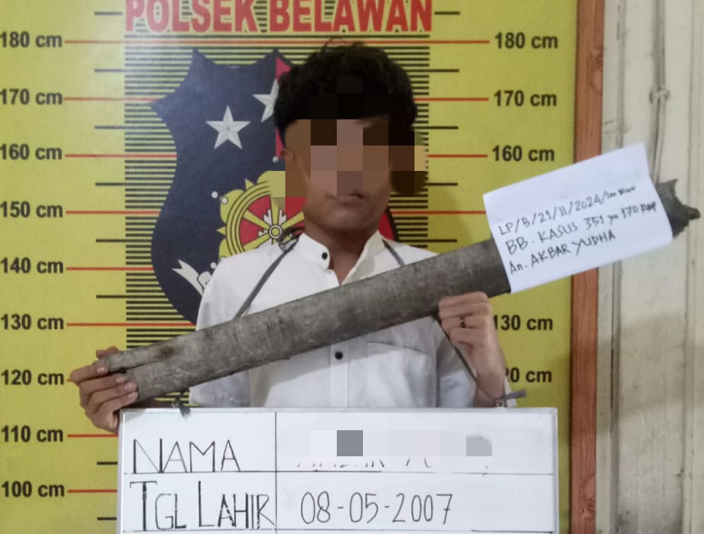 DIAMANKAN: Tersangka AY saat diamankan di Polsek Belawan.