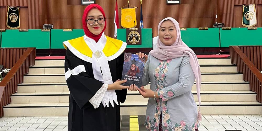 Thalia Franceska Prasetyo (kiri) menyerahkan buku kepada Ketua Program Studi Jepang UI  (Sumut Pos)
