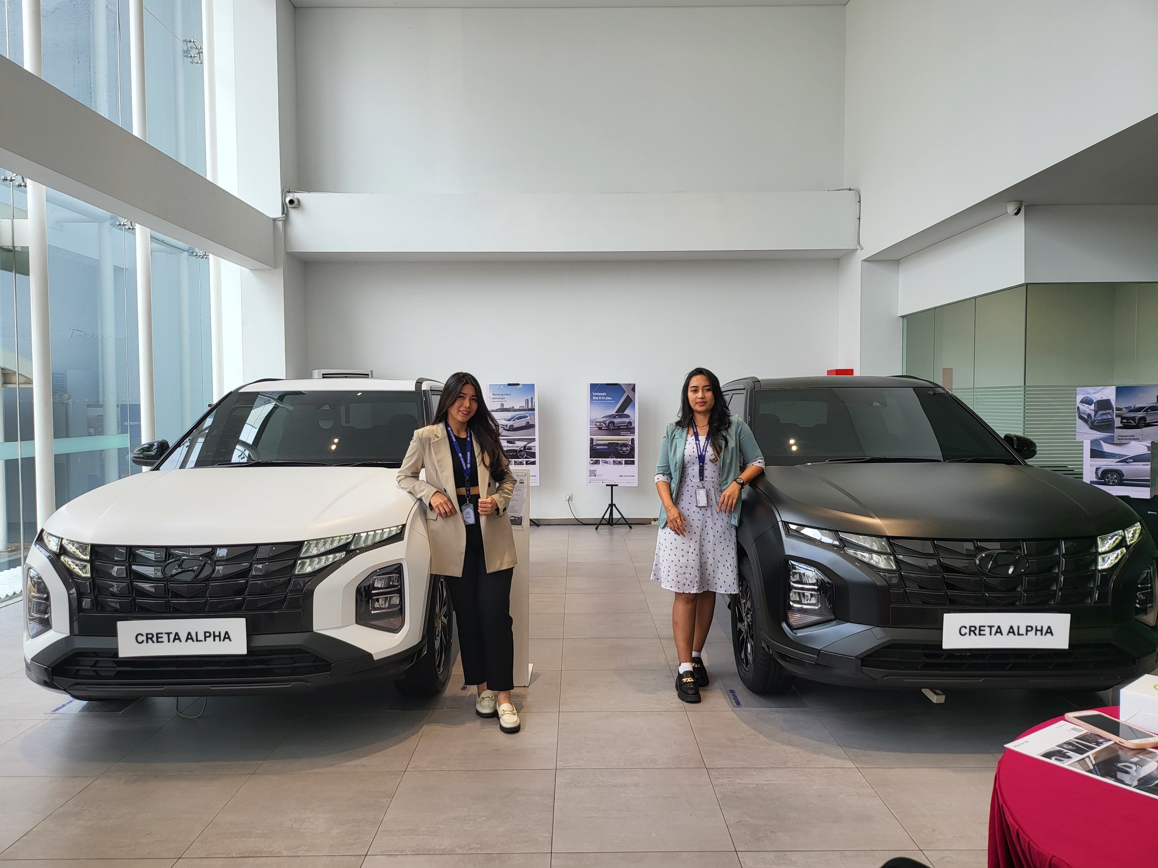 Pihak Hyundai Arista Sisingamangaraja Medan saat mengenalkan Mobil Hyundai Creta Alpha, Gedung Hyundai Arista, Jalan Sisingamangaraja Medan, Sabtu (2/3).