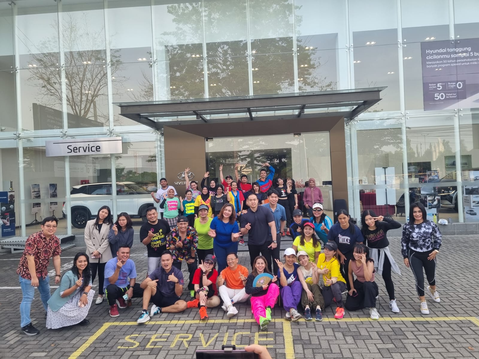 Pihak Hyundai Arista Sisingamangaraja Medan menggelar senam zumba bersama konsumen, di depan Gedung Hyundai Arista, Jalan Sisingamangaraja Medan, Sabtu (2/3/2024).