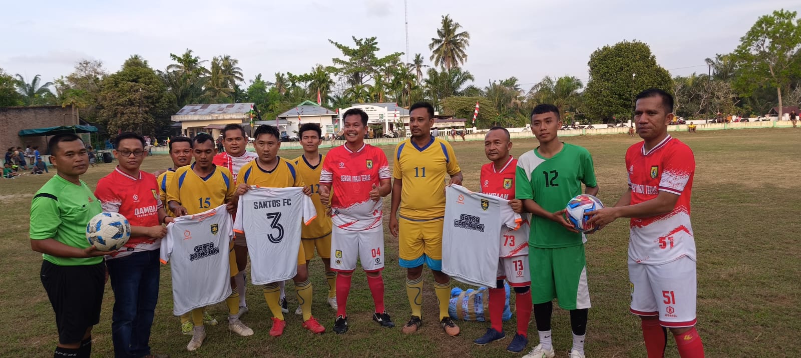 Ketua KONI  bersama pengurus tim sepak bola  Pemkab Sergai .