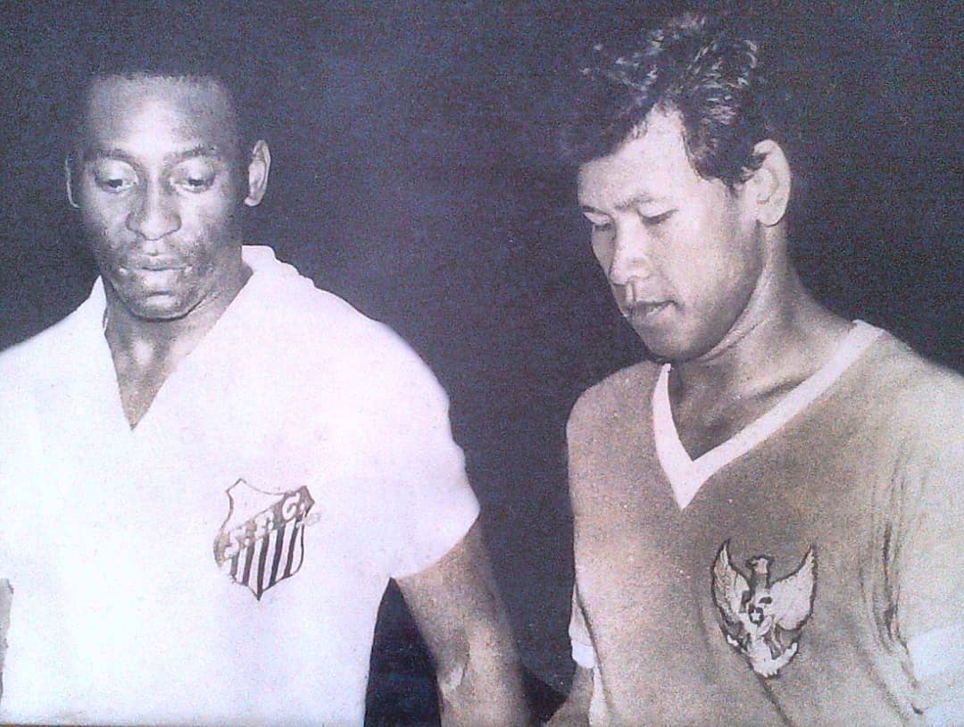 LEGENDA: Anwar Ujang (kanan) ketika memperkuat Timnas Indonesia melawan Santos yang mengandalkan pemain legendaris Pele di Stadion Utama Senayan Jakarta, 22 Juli 1972. (Dok Keluarga)