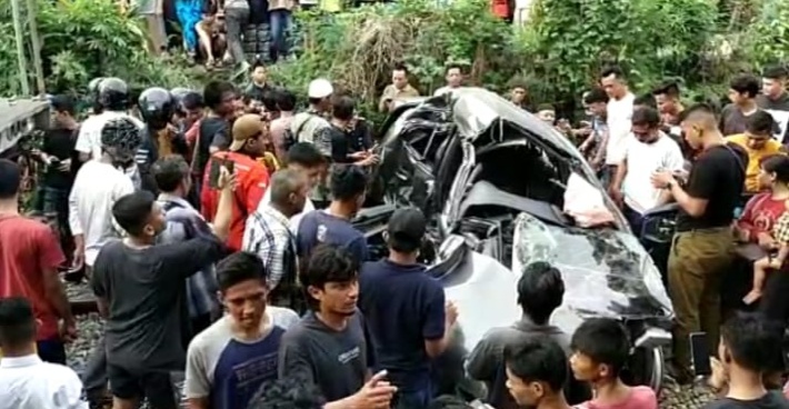 RINGSEK: Kondisi Mobil Toyota Agya BK 1440 NS ringsek setelah ditabrak Kereta Api Siantar Ekspres di Perlintasan KA tanpa plang Kampung Turi Kota Tebingtinggi.