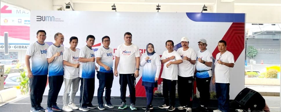BERSAMA: Kepala Kantor Wilayah 4 Sumatera Bank BTN, Dedy Lesmana bersama lainnya saat launching logo BTN yang baru. Sumut Pos/Dokumen