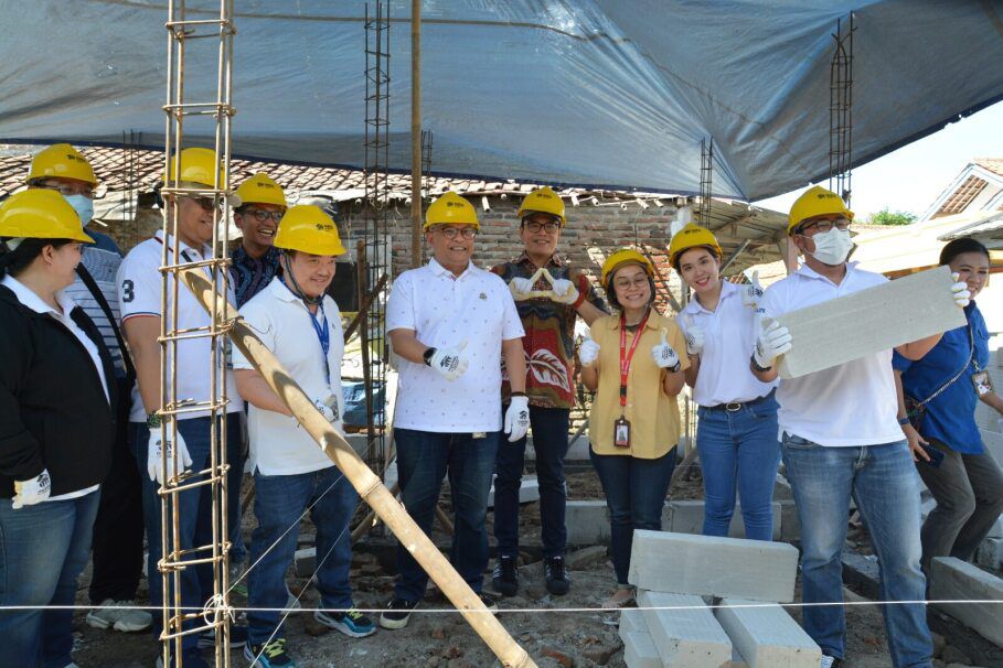 CSR : Alfaland Group melakukan penyerahan simbolis 2 rumah kepada masyarakat kedung dalem Mauk &ndash; Tangerang. Acara penyerahan simbolis juga diwarnai dengan kegiatan turut membangun 2 rumah.