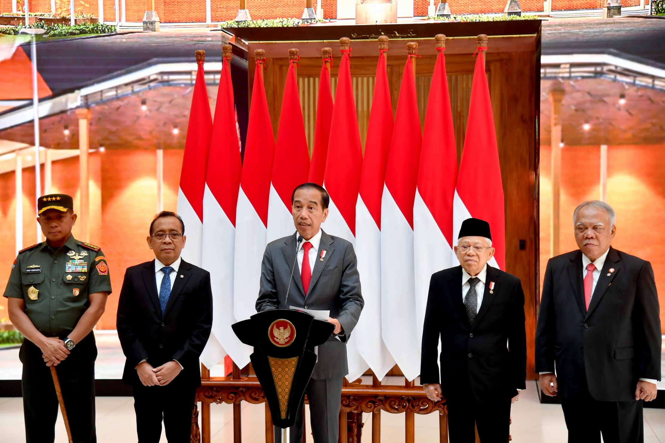 TEMU PERS: Presiden Joko Widodo (Jokowi) didampingi Wakil Presiden Ma&rsquo;ruf Amin dan sejumlah Menteri Kabinet Indonesia Maju menggelar temu pers sebelum berangkat kunjungan kerja ke Australia.