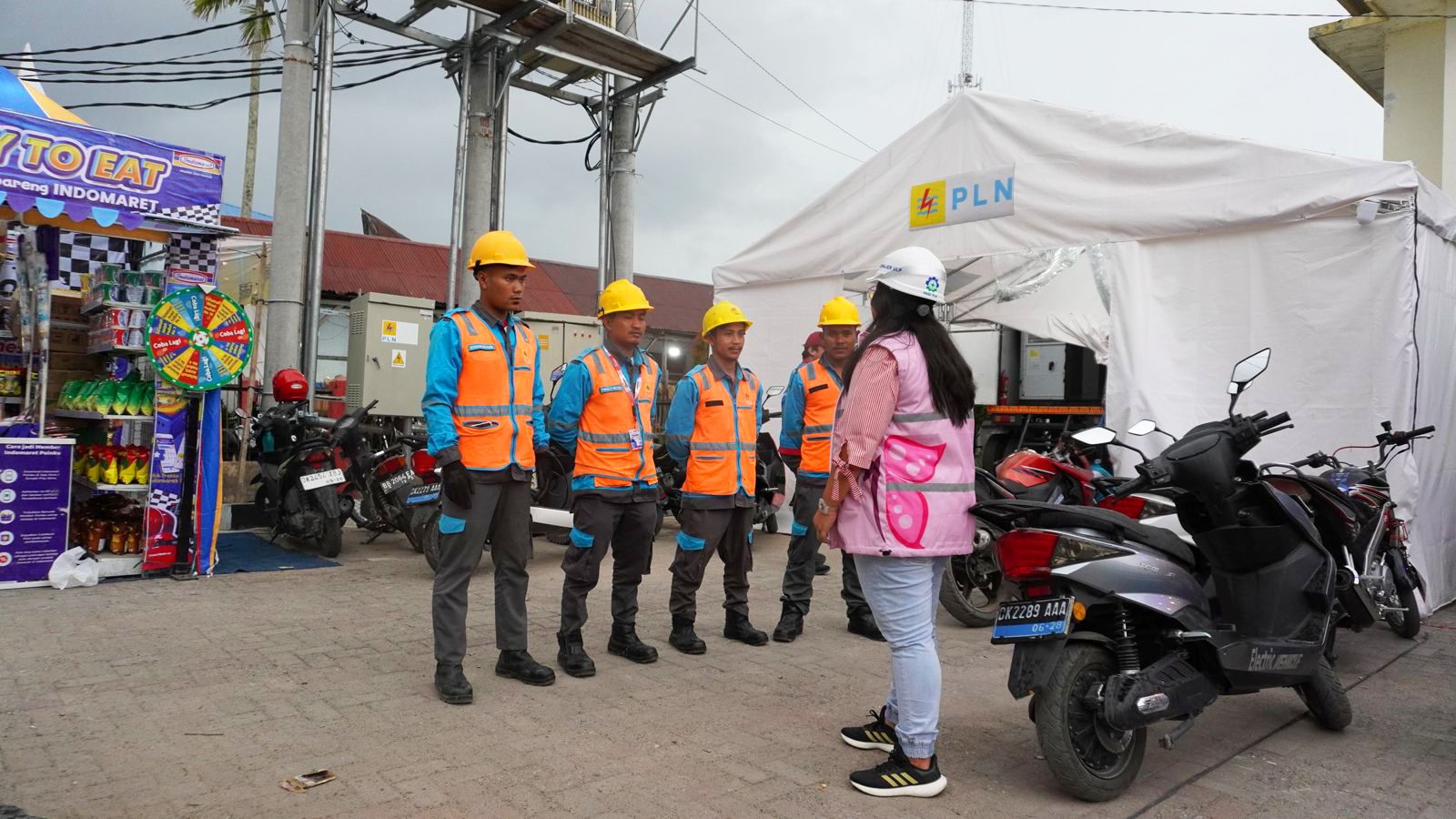 Srikandi PLN secara rutin melakukan briefing setiap hari sebelum melakukan pengecekan secara berkala di venue kejuaraan dunia F1 Powerboat yang dilaksanakan pada tanggal 01 - 03 Maret 2024 di Balige.