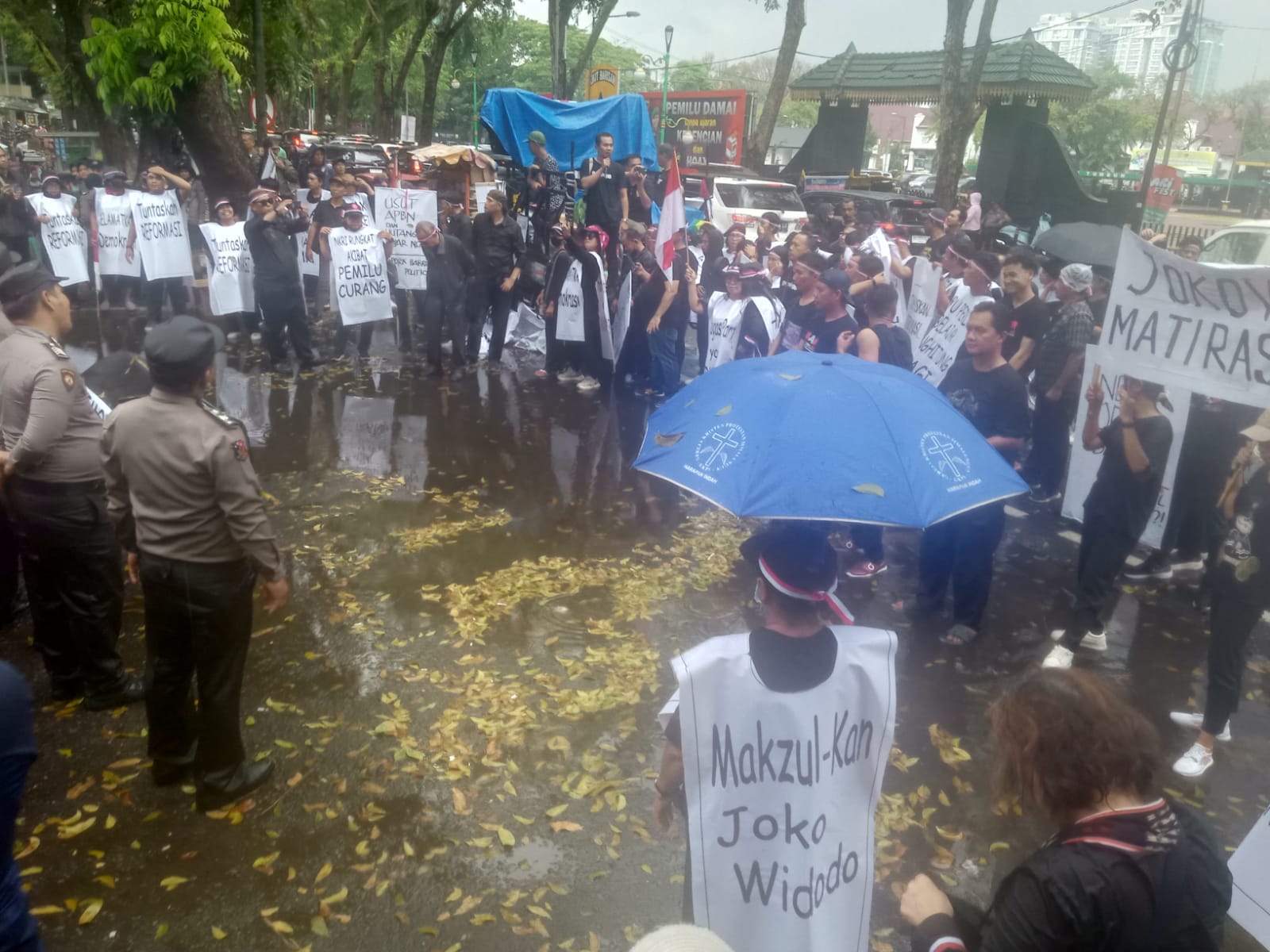 ORASI: Massa berorasi di depan Gedung DPRD Sumut, untuk mendukung dilaksanakannya Angket DPR.