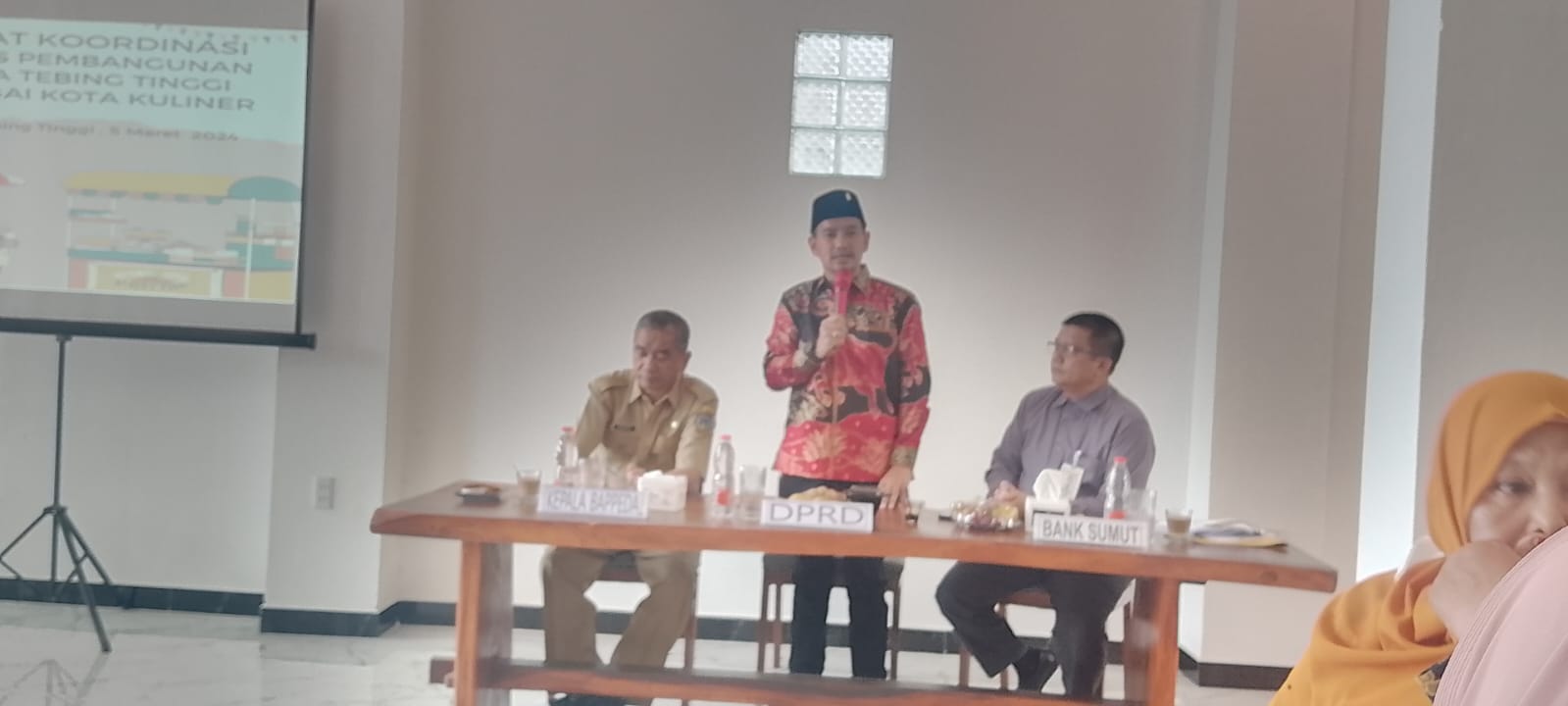 RAKOR: Kepala Bapedda Kota Tebingtinggi Erwin Suheri Damanik, Wakil Ketua DPRD Imam Irdian Saragih dan Pinca Bank Sumut Kota Tebingtinggi Muhammad Sadeli ketika dalam rakor