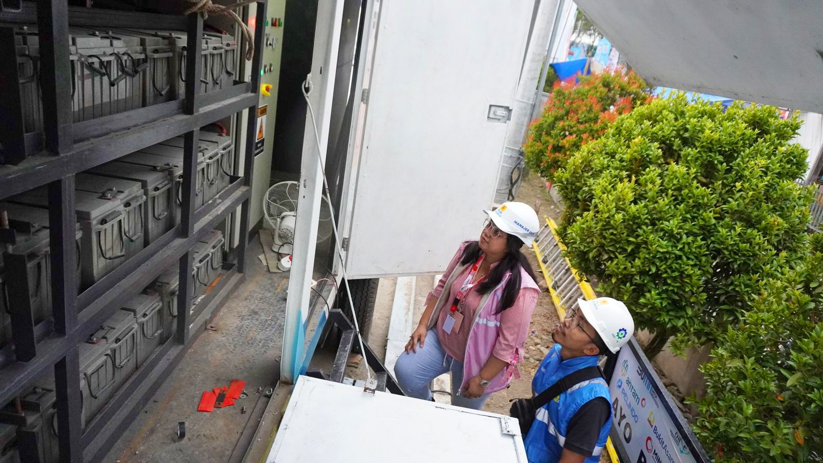 Dalam memastikan pasokan listrik tetap andal, srikandi PLN juga melakukan pengecekan salah satu Uninterruptible Power Supply (UPS) yang mensupply ke venue utama kejuaraan dunia F1 Powerboat.