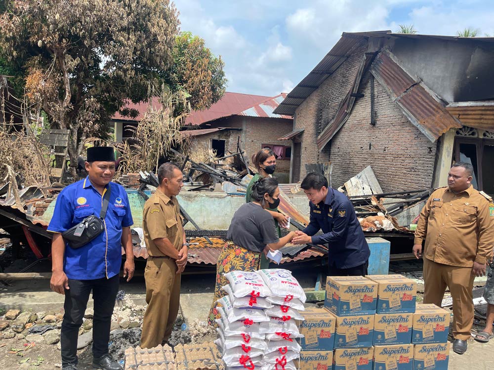 BANTUAN : Anggota DPRD Sumut, Ricky Anthony SH memberikan bantuan kepada korban kebakaran di Dusun Buluh Duri, Desa Bekiung, Kecamatan Kuala, Kabupaten Langkat.