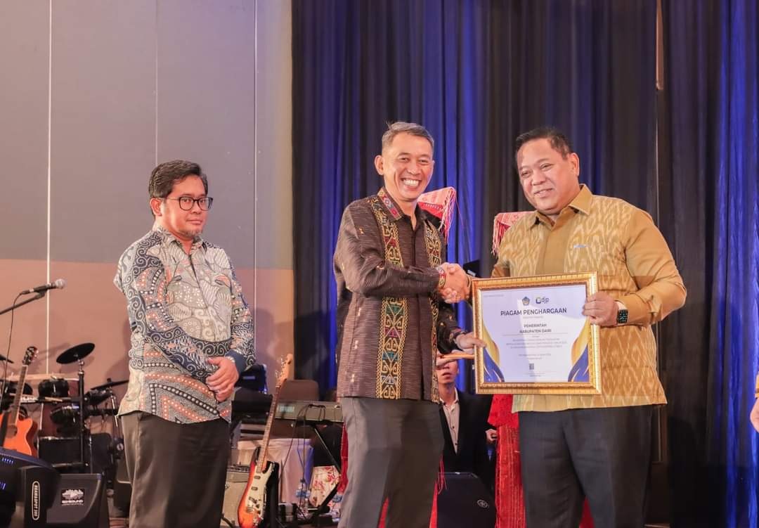 TERIMA: Bupati Dairi, Eddy KA Berutu (kanan) menerima penghargaan dari DJP Sumut II diserahkan Kakanwil, Darmawan di hotel Santika Dyandra Medan, Senin (4/3).
