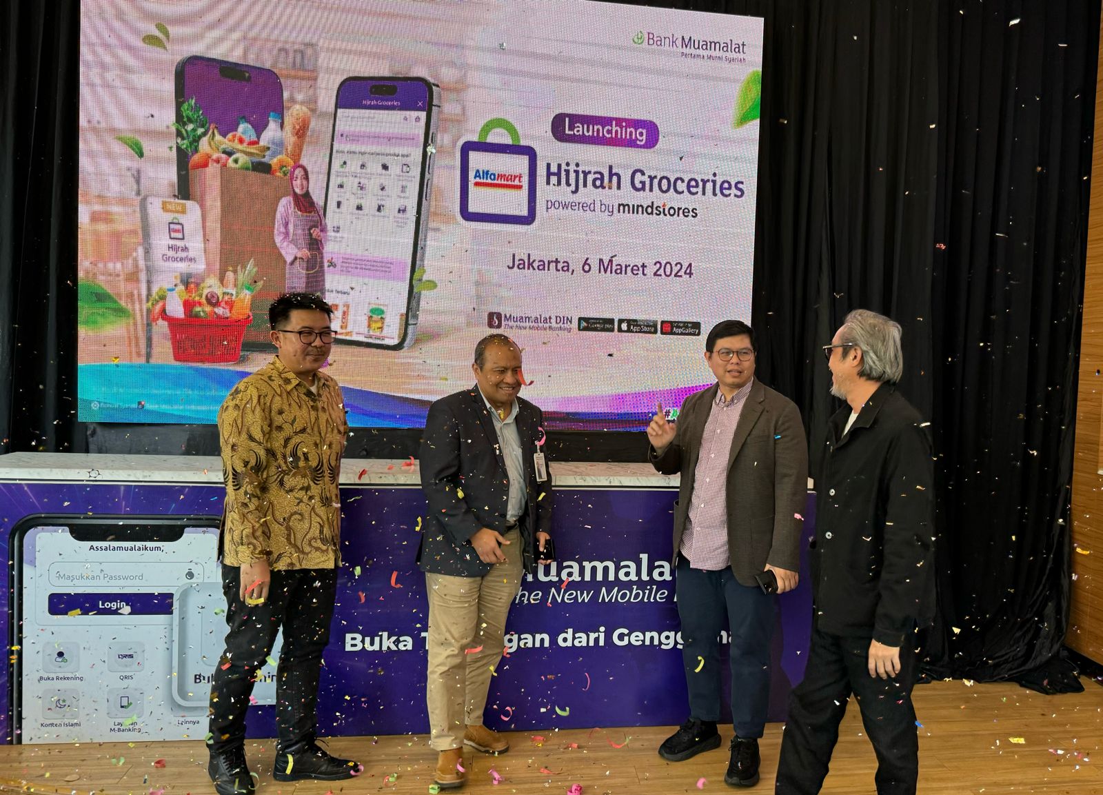 HIJRAH GROCIES: Direktur Utama PT Bank Muamalat Indonesia Tbk Indra Falatehan (kedua kanan) berbincang dengan Direktur Operasi dan Digital Bank Muamalat Wahyu Avianto (kedua kiri).