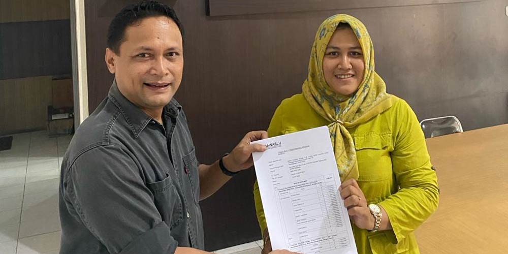 LAPOR: Bobby Chandra Sinaga saat melaporkan ke Bawaslu Provsu.