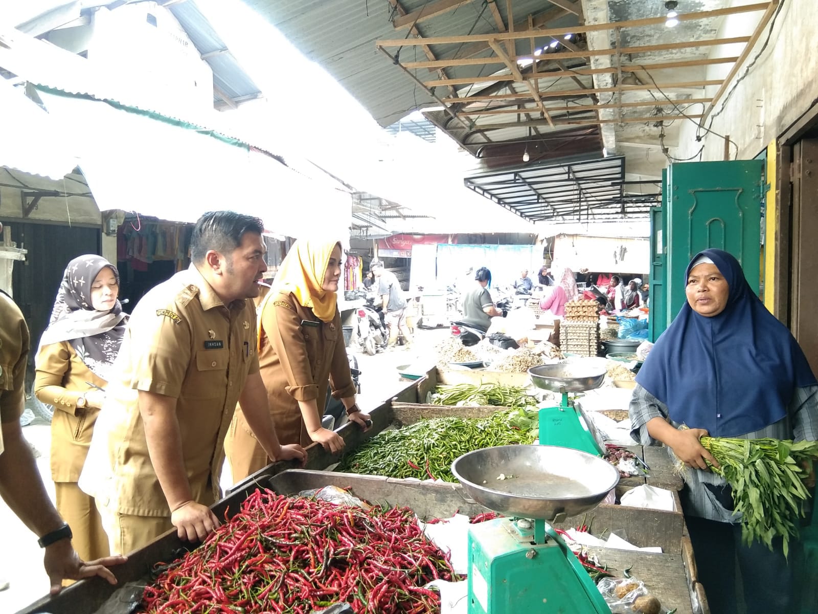 SIDAK: Kadis Perindag Langkat, M Ikhsan Aprija (kiri) saat sidak pasar di Kecamatan Kuala.Diskominfo Langkat/Sumut Pos.