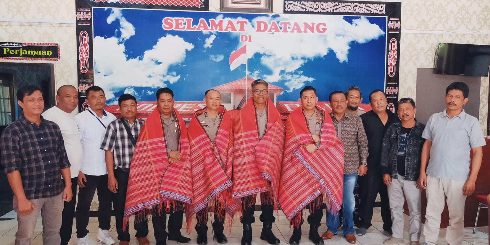 DIABADIKAN: Kapolres Dairi AKBP Agus Bahari dan sejumlah pejabat utama Polres diabadikan bersama masyarakat Dapil 4 usai memerima cinderamata ulos. RUDY SITANGGANG/Sumutpos.Jawapos.com.