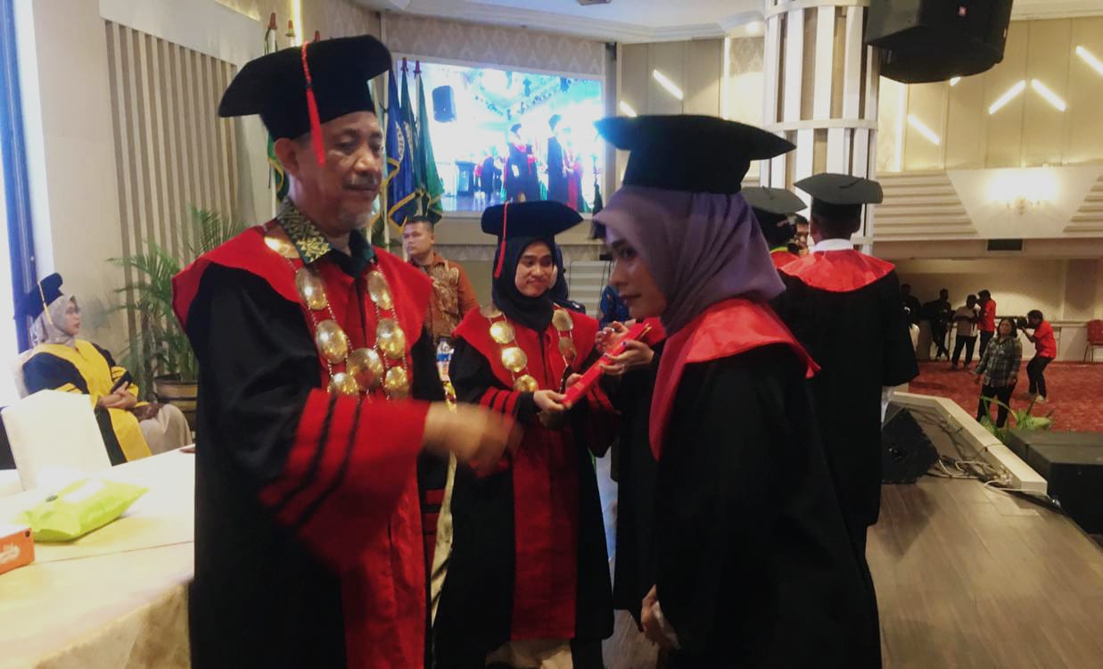 HELVETIA: Rektor Institut Kesehatan Helvetia Assoc Prof Dr H Ismail Efendy MSi (kiri) mewisuda lulusan.