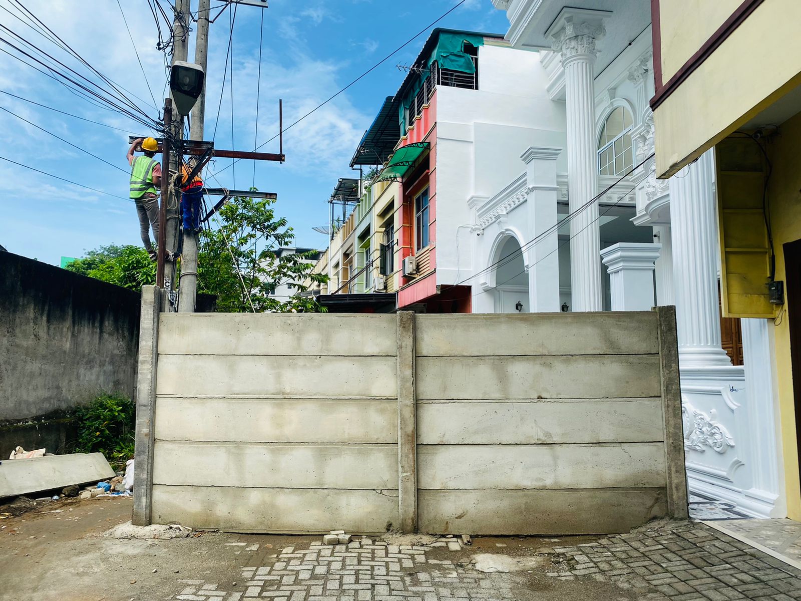 TERTUTUP: Akses jalan di Komplek Katamso Square, di Jalan Brigjend Zein Hamid, Medan Johor ditutup tembok setinggi 3 meter.