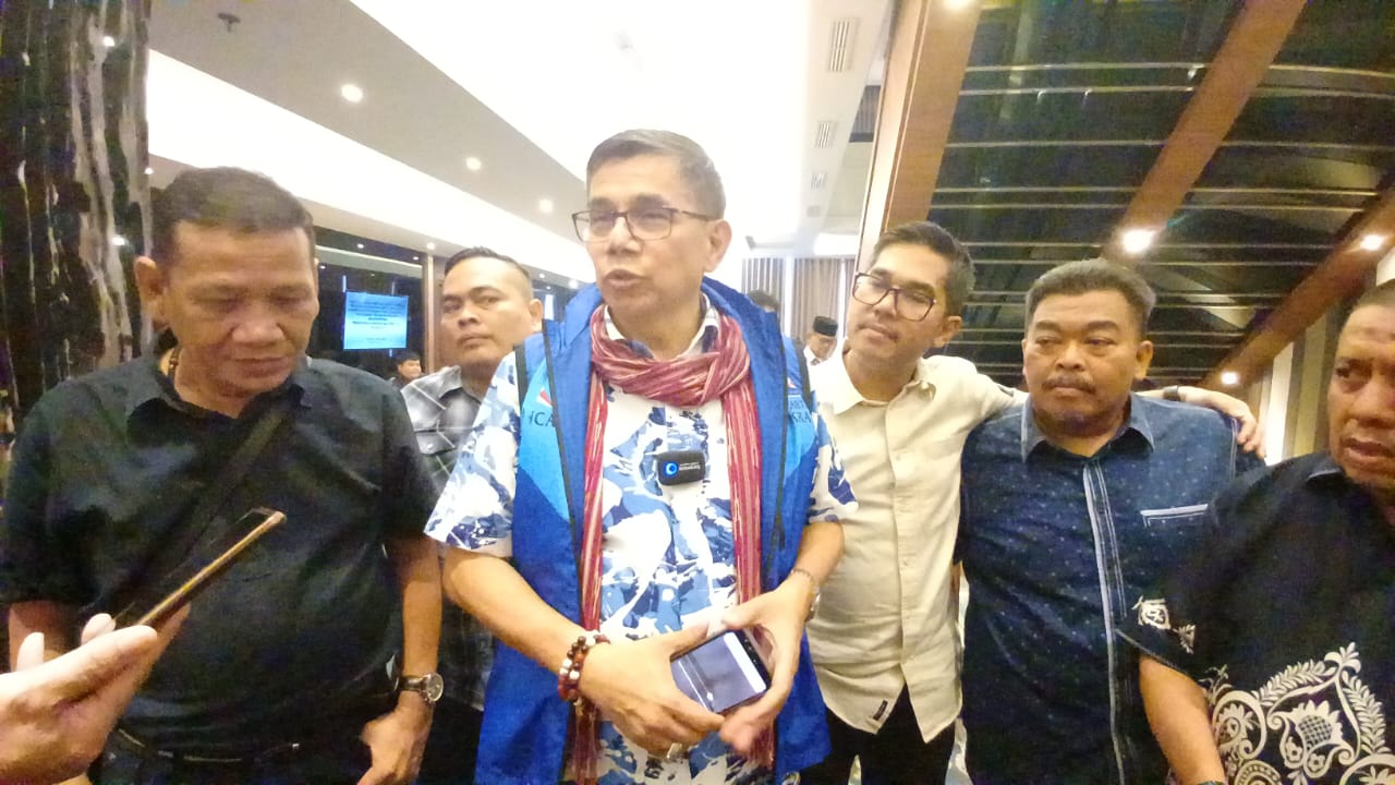 HADIRI: Hinca Pandjaitan usai menghadiri rapat pleno terbuka rekapitulasi hasil perhitungan perolehan suara di KPU Sumut hasil Pemilu 2024,  di Hotel Lee Polonia Medan, Kamis (7/3/2024).