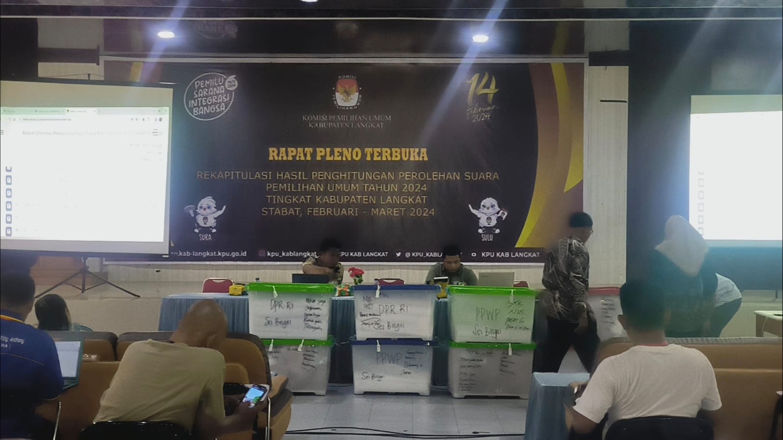RAPAT: Suasana rapat pleno terbuka rekapitulasi penghitungan suara tingkat kabupaten yang dilakukan KPU Langkat.Teddy Akbari/Sumut Pos.
