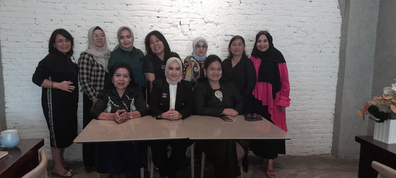 SIARAN PERS: Ketua DPW PEMI Sumut, Hj Yulidar Bugis didampingi Ketua DPD PWKI Sumut, Veronika Sitanggang dan Ketua Panitia Acara Senam Ceria, Minar Pakpahan dalam temu pers.