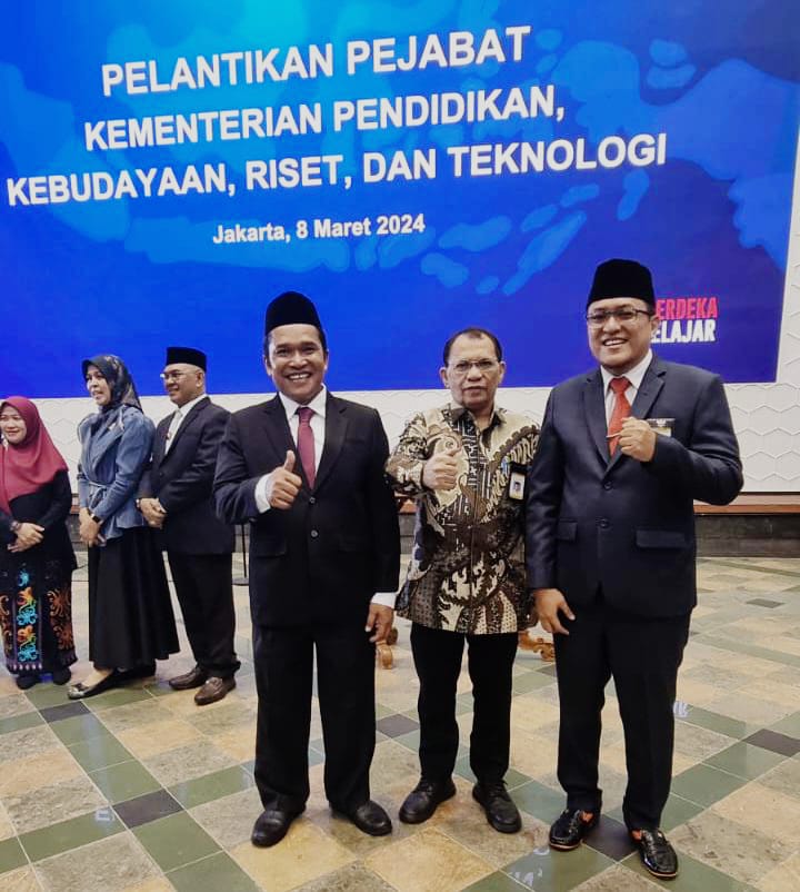 DILANTIK: Dari kanan Abd Aziz Tambunan SH MKn MH bersama Kepala LLDikti Sumut Prof Saiful Anwar Matondang MA PhD dan Ahmad Subhan SE (kiri) di Jakarta, Jumat (8/3)