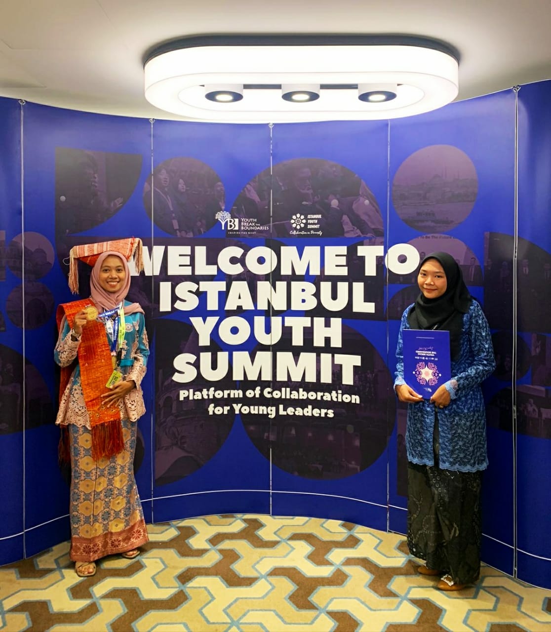 PENGHARGAAN: Dua mahasiswi UIN Sumut raih penghargaan Best Project di Istanbul Youth Summit.(dok UIN Sumut)