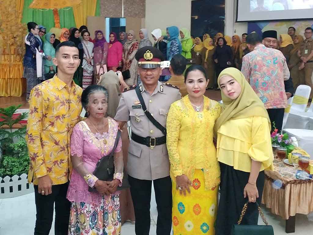 Sribana Perangin-angin foto bersama keluarganya.