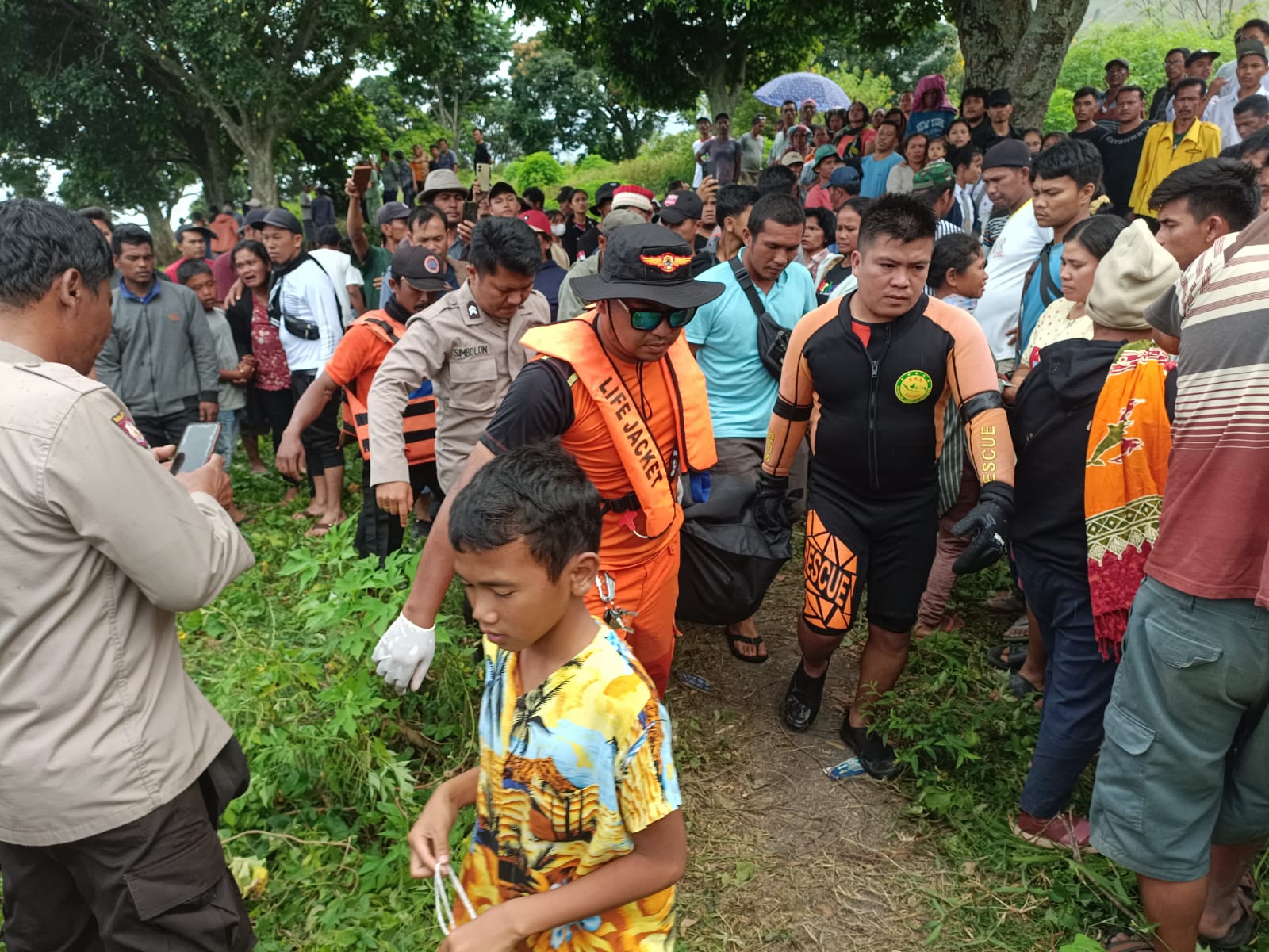 EVAKUASI:Tim BPBD Dairi, Basarnas dan TNI-Polri dibantu masyarakat mengevakuasi jasad korban  tenggelam di kawasan Danau Toba tepatnya di Desa Paropo, Kecamatan Silahisabungan, Kamis (7/3/2024).