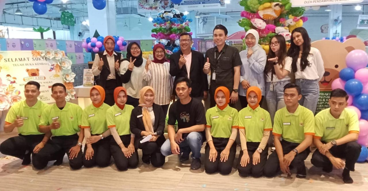 HAPPY KIDDDY: Dari kiri: Febby (store leader Happy Kiddy RCW), Russi (business proses manager Happy Kiddy), Najmiyatul (deputi operational manager Happy Kiddy).DEDDI MULIA PURBA/SUMUT POS.