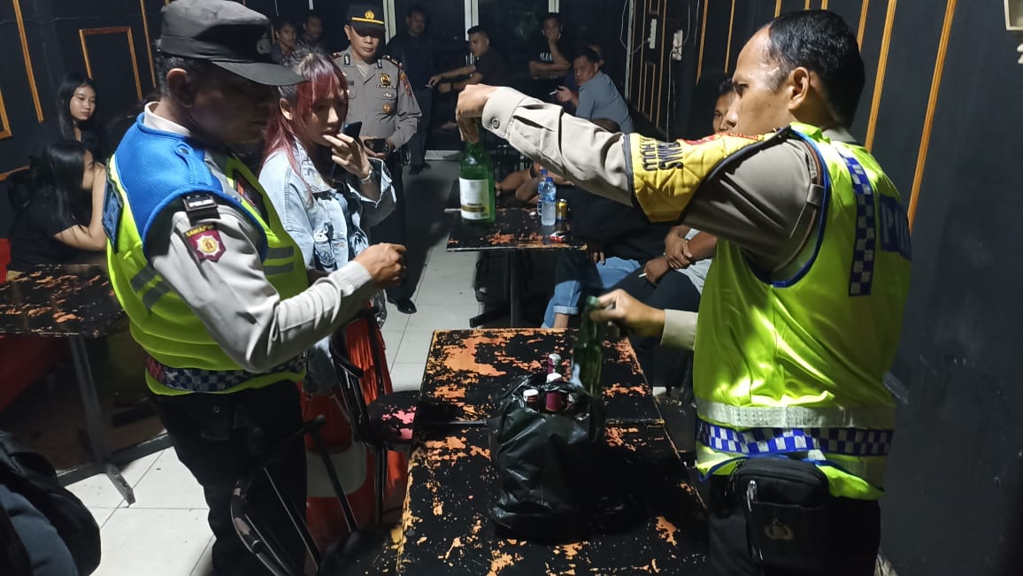Kapolsek Padang Hulu AKP Marolop Samosir ketika memimpin razia penyakit masyarakat di lokasi tempat hiburan. (SOPIAN/SUMUT POS)