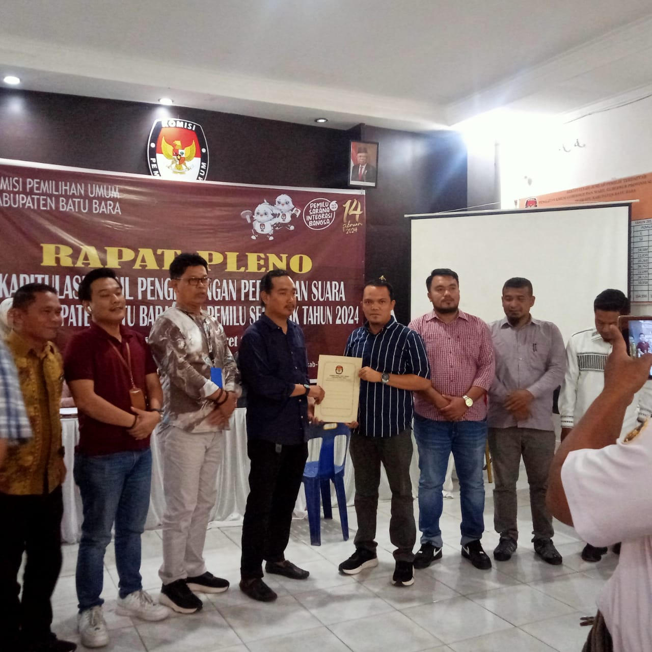 Ketua KPU Batubara Erwin SSos didampingi Komisioner KPU lainnya yakni Sulianto, Burhan, Abdilah, Tri Faith Gushendipo Manalu, bersama Ketua Bawaslu Batubara M Amin Lubis.