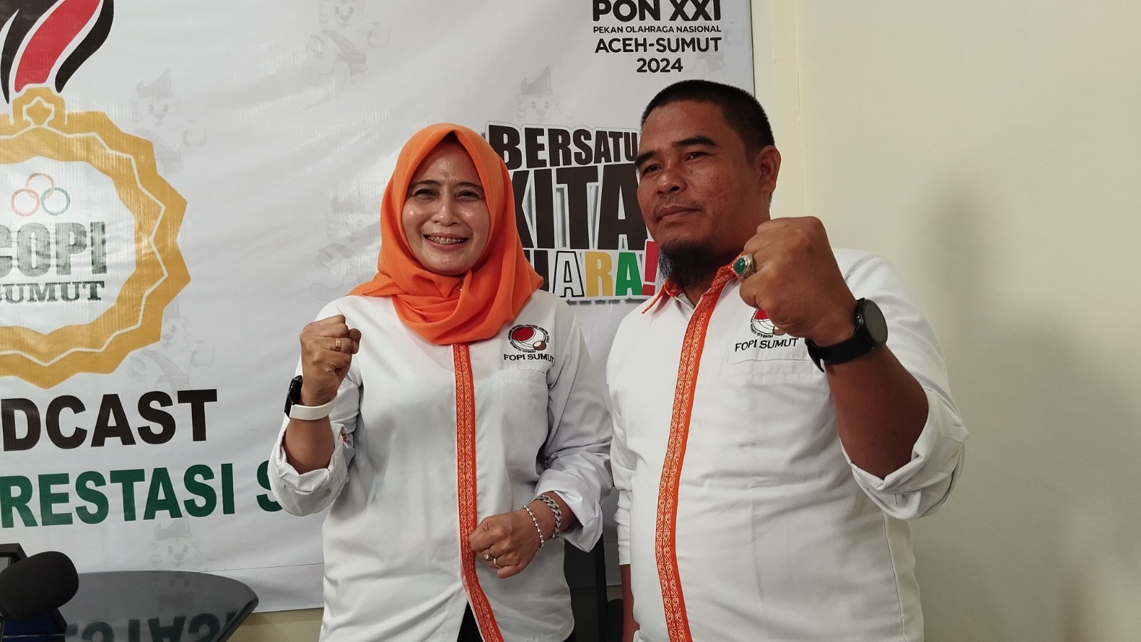 KETERANGAN: Ketua FOPI Sumut, Dr dr Hj Liliana Puspa Sari SPd MKes dan Kabid Binpres FOPI Sumut, Edward Keliat usai memberikan keterangan. (Copi Sumut)