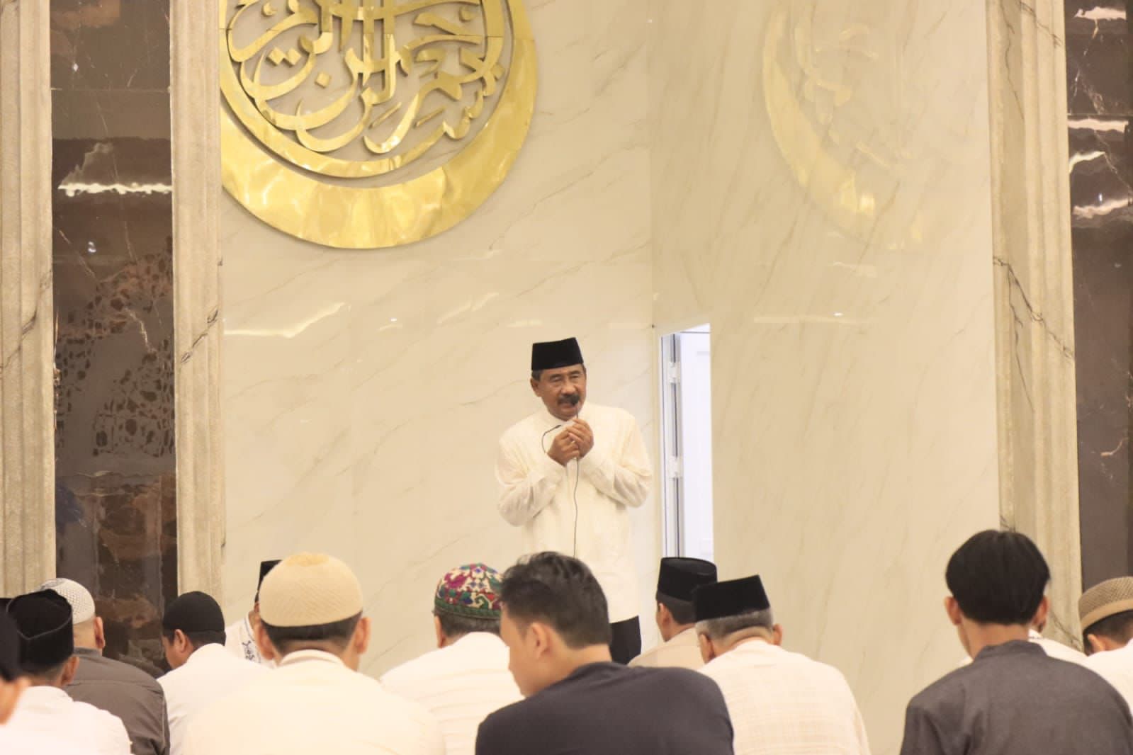 SAMBUTAN: Wali Kota Binjai, H Amir Hamzah saat memberi kata sambutan di Masjid Al-Fatih.Diskominfo Binjai/Sumut Pos.
