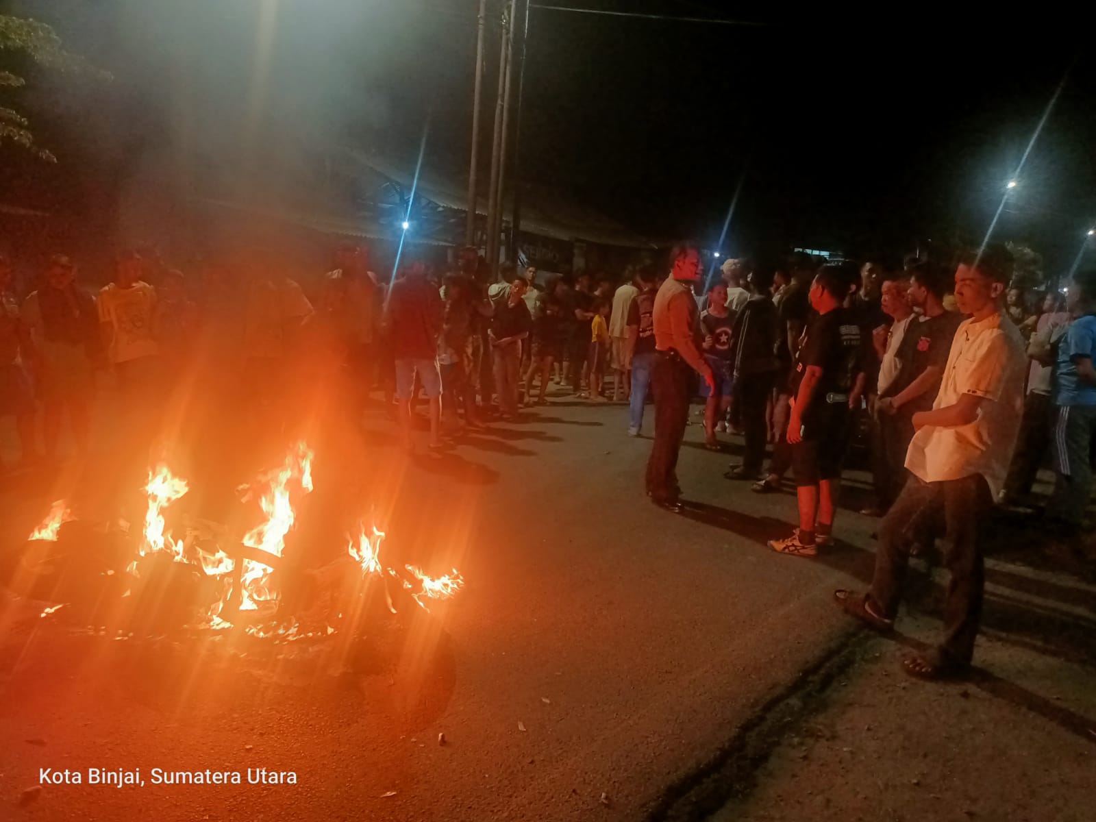 BAKAR: Motor Honda Beat milik terduga gemot dibakar masyarakat.Humas Polres Binjai/Sumut Pos.