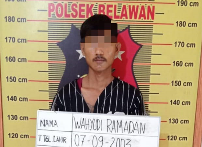 DIAMANKAN: Tersangka pencurian sepeda motor, Wahyudi saat diamankan di Polsek Belawan.
