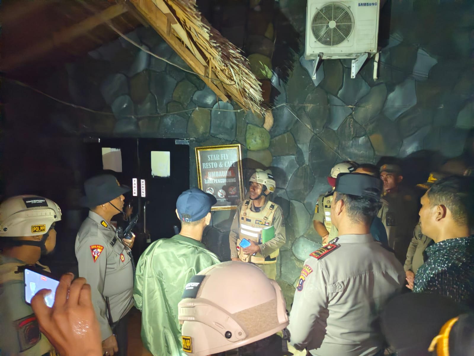 RAZIA: Tim gabungan saat melakukan razia di Diskotek Star Fly di Desa Beruam, Kecamatan Kuala, Langkat.Humas Polres Langkat/Sumut Pos.