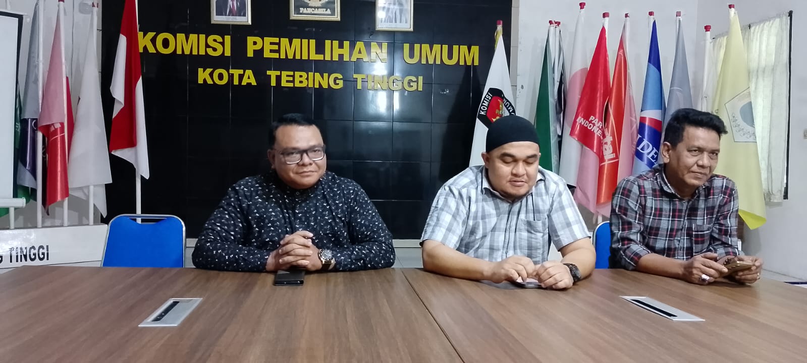 PAPARAN: Ketua KPU Kota Tebingtinggi Emil Sofyan didampingi Idan Syahri Ramadhan dan Sekretaris KPU Naharuddin menjelaskan berbagai permasalahan tuduhan kepada KPU Kota Tebingtinggi.