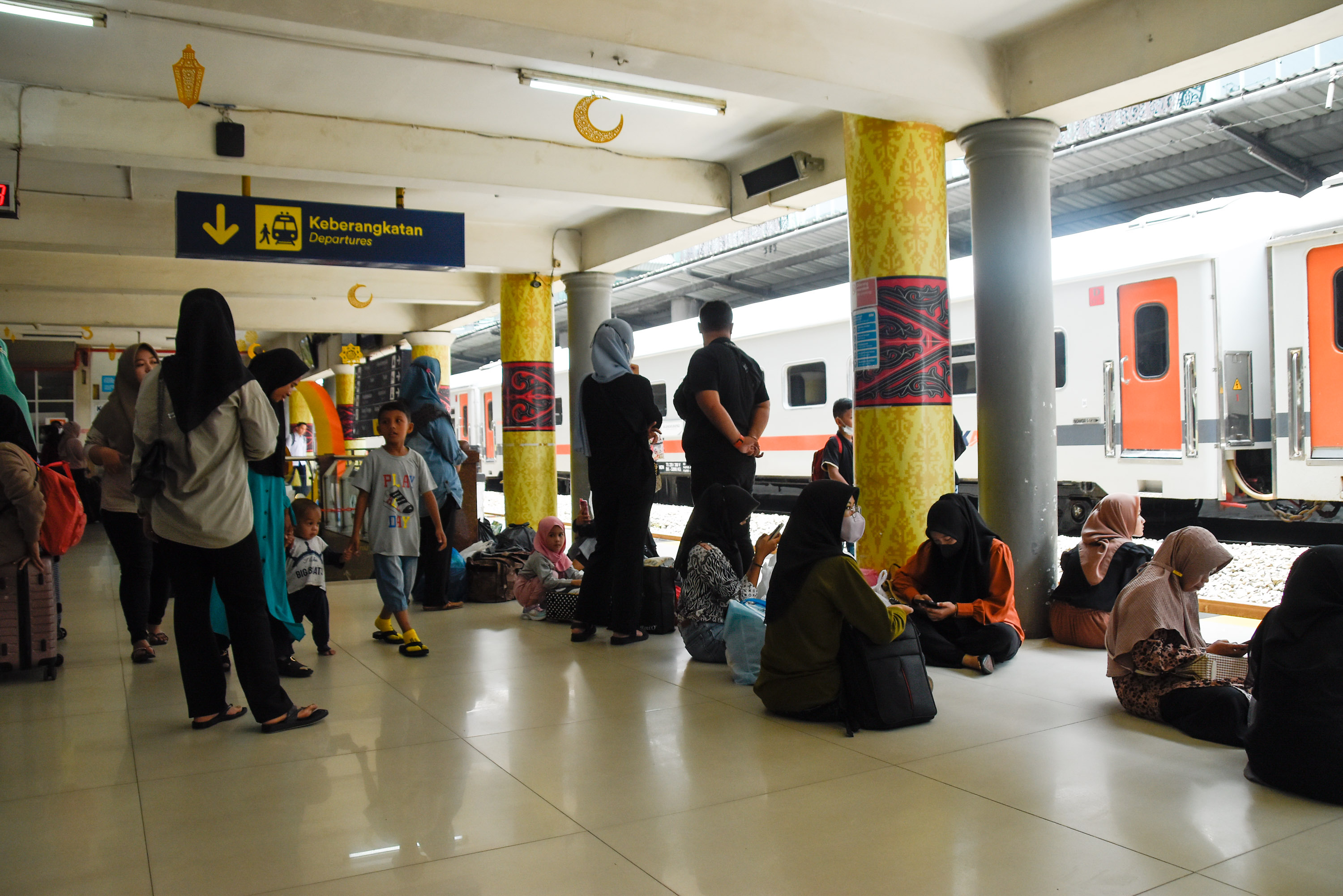 MENUNGGU BERANGKAT: Sejumlah calon penumpang di Stasiun Besar Kereta Api Medan menunggu keberangkatan. Minat masyarakat menggunakan KA untuk mudik lebaran diprediksi mencapai 39,32 juta orang.
