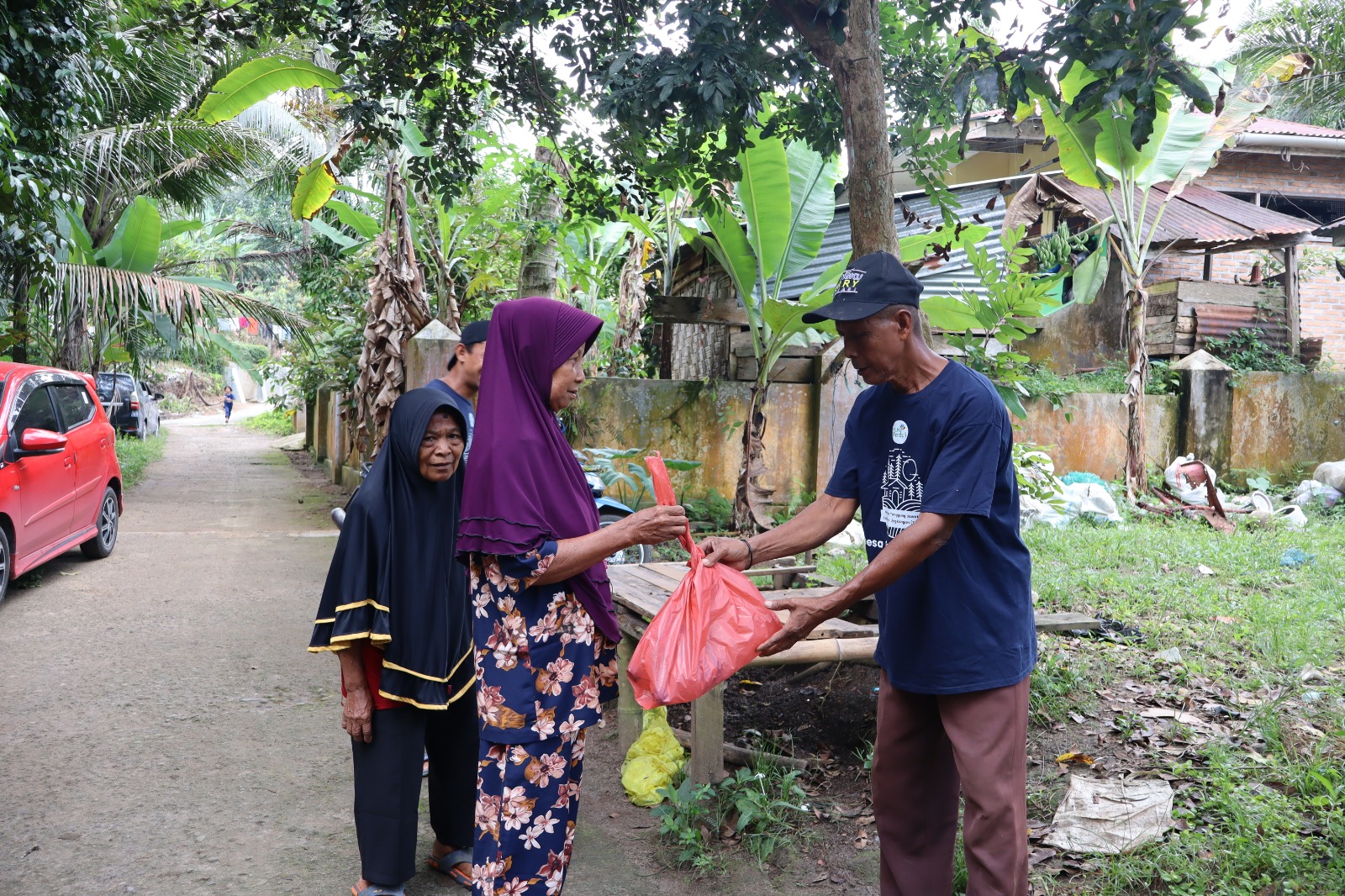 Masyarakat usia lansia menukarkan sampah plastik sebagai syarat untuk mendapat fasilitas pemeriksaan kesehatan gratis di bank sampah unit mandiri (13/3).